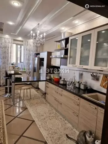 4-комнатная квартира, этаж 3 из 10, 194 м²