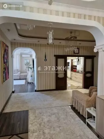 4-комнатная квартира, этаж 3 из 10, 194 м²