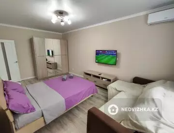 1-комнатная квартира, этаж 10 из 16, 39 м², посуточно