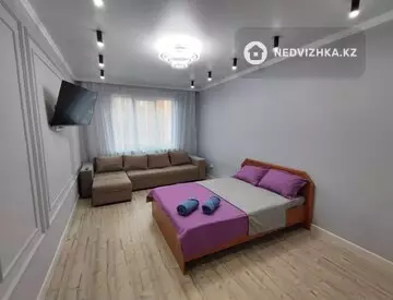 1-комнатная квартира, этаж 3 из 16, 39 м², посуточно