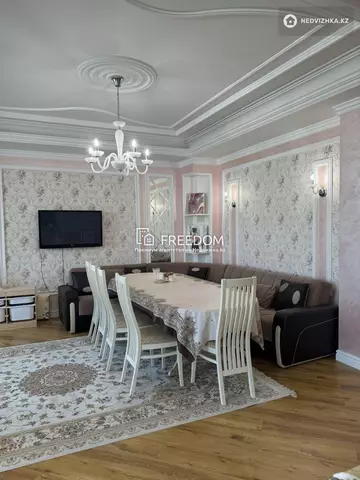 4-комнатная квартира, этаж 9 из 10, 139 м²