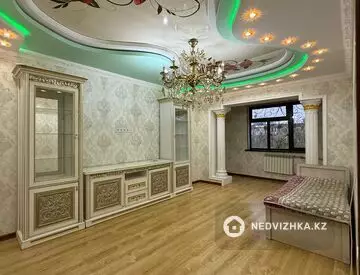 4-комнатная квартира, этаж 4 из 5, 80 м², на длительный срок