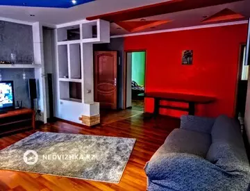 3-комнатная квартира, этаж 4 из 5, 100 м², посуточно