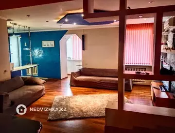 3-комнатная квартира, этаж 4 из 5, 100 м², посуточно
