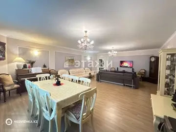 5-комнатная квартира, этаж 11 из 20, 196 м²