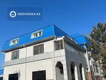 Здание, 3 этажа, 949 м²