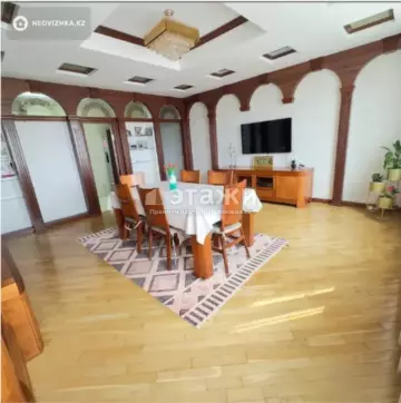 4-комнатная квартира, этаж 9 из 10, 185 м²
