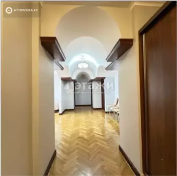 4-комнатная квартира, этаж 9 из 10, 185 м²