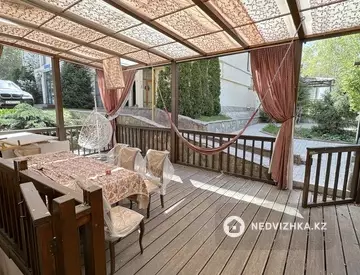 5-комнатная квартира, этаж 1 из 4, 246 м²