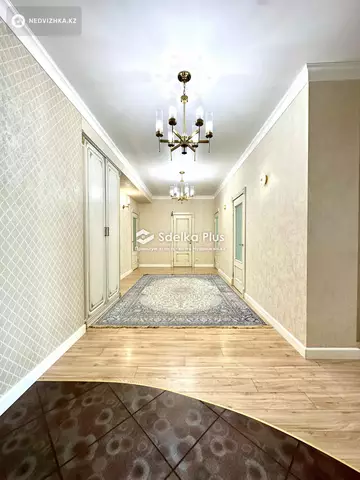 4-комнатная квартира, этаж 4 из 8, 140 м²
