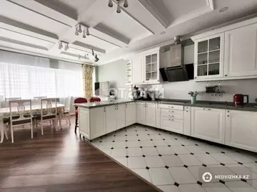 4-комнатная квартира, этаж 4 из 32, 195 м²