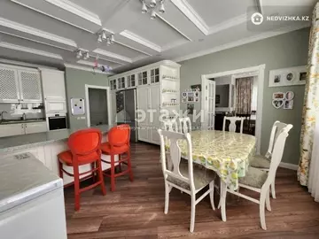 4-комнатная квартира, этаж 4 из 32, 195 м²