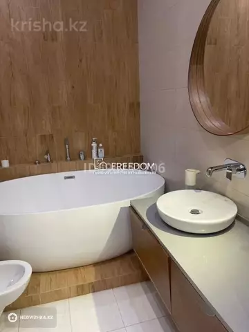 5-комнатная квартира, этаж 3 из 8, 155 м²
