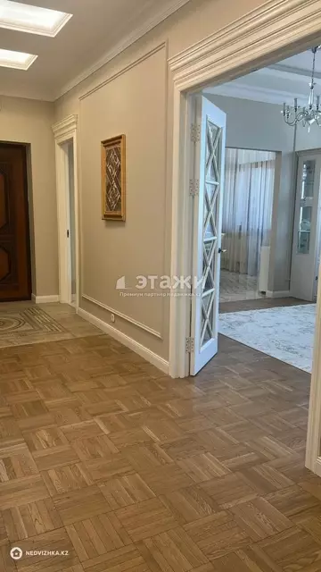 3-комнатная квартира, этаж 8 из 12, 130 м²