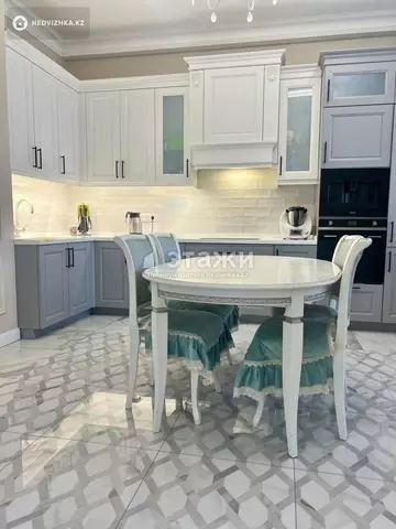 3-комнатная квартира, этаж 8 из 12, 130 м²