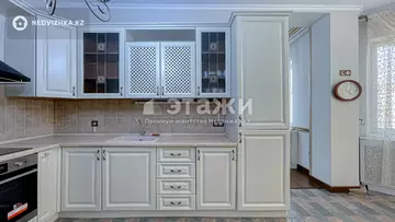 5-комнатная квартира, этаж 9 из 10, 260 м²