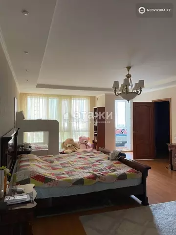 4-комнатная квартира, этаж 3 из 5, 182 м²
