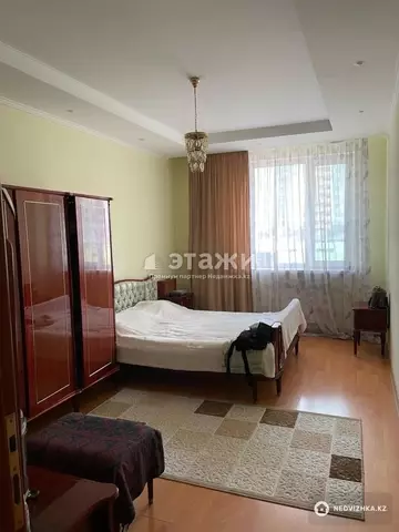 4-комнатная квартира, этаж 3 из 5, 182 м²