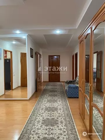 4-комнатная квартира, этаж 3 из 5, 182 м²