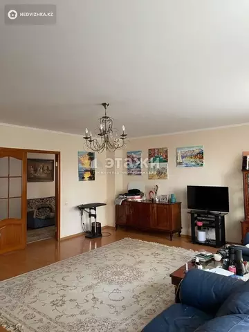 4-комнатная квартира, этаж 3 из 5, 182 м²