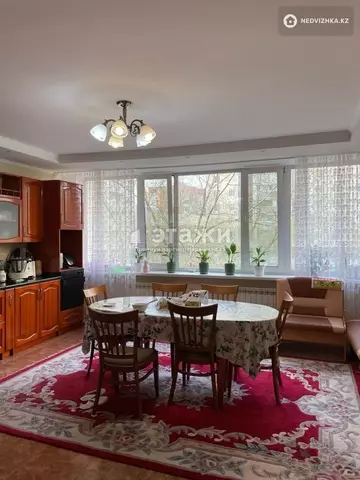 4-комнатная квартира, этаж 3 из 5, 182 м²