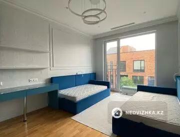 5-комнатная квартира, этаж 3 из 3, 250 м²