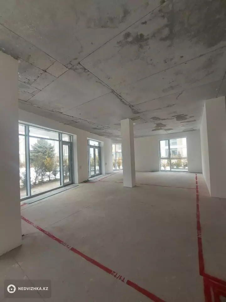 350 м², 8-комнатная квартира, этаж 1 из 3, 350 м², изображение - 1