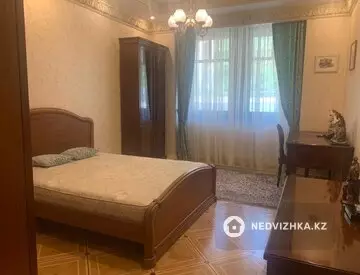 4-комнатная квартира, этаж 3 из 4, 230 м²