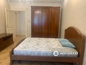 4-комнатная квартира, этаж 3 из 4, 230 м²