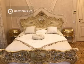 4-комнатная квартира, этаж 3 из 4, 230 м²