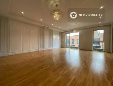5-комнатная квартира, этаж 3 из 3, 250 м²