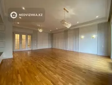5-комнатная квартира, этаж 3 из 3, 250 м²