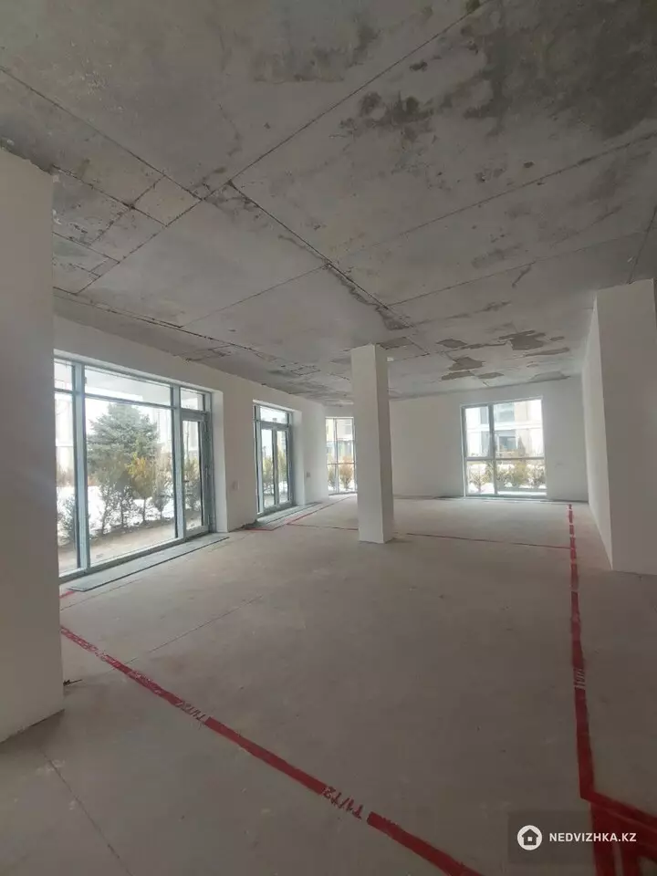 350 м², 8-комнатная квартира, этаж 1 из 3, 350 м², изображение - 1