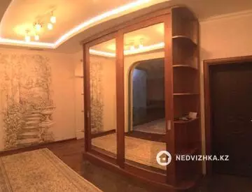 4-комнатная квартира, этаж 4 из 6, 180 м², на длительный срок