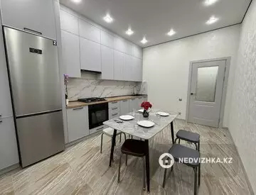 2-комнатная квартира, этаж 2 из 10, 84 м², посуточно