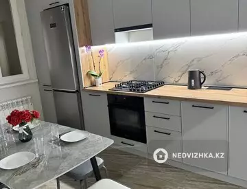 2-комнатная квартира, этаж 2 из 10, 84 м², посуточно