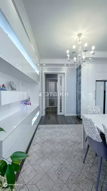 4-комнатная квартира, этаж 7 из 8, 240 м²