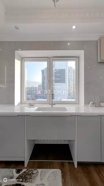 4-комнатная квартира, этаж 7 из 8, 240 м²