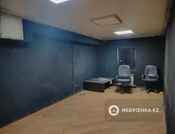 Офисное помещение, этаж 1 из 5, в жилом доме, 120 м²