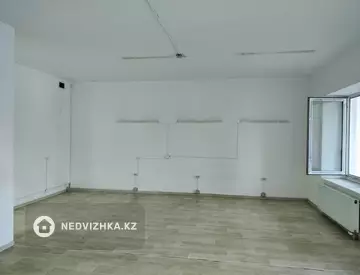 Офисное помещение, этаж 1 из 12, в жилом доме, 70 м²