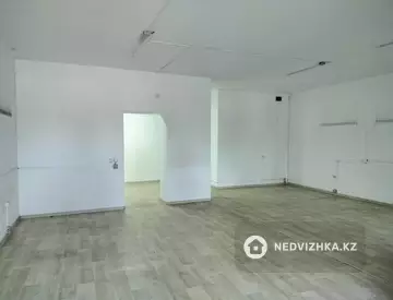 Офисное помещение, этаж 1 из 12, в жилом доме, 70 м²