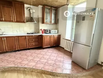 3-комнатная квартира, этаж 3 из 3, 130 м², на длительный срок
