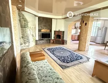 3-комнатная квартира, этаж 3 из 3, 130 м², на длительный срок