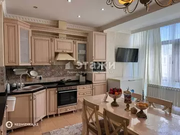 4-комнатная квартира, этаж 5 из 12, 136 м²