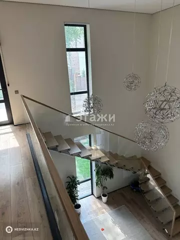 5-комнатная квартира, этаж 1 из 2, 225 м²
