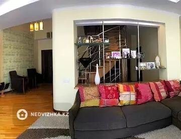 5-комнатная квартира, этаж 1 из 3, 285 м²