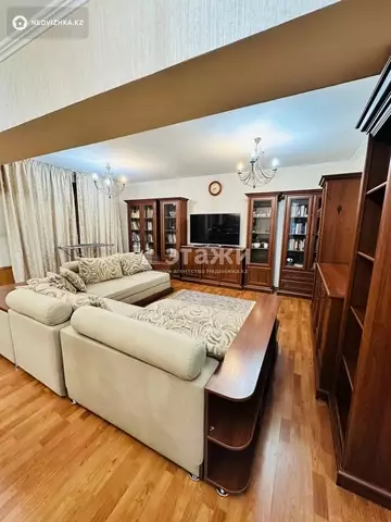 3-комнатная квартира, этаж 3 из 5, 107 м², на длительный срок