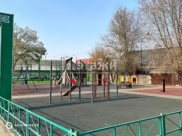 2-комнатная квартира, этаж 4 из 10, 40 м²