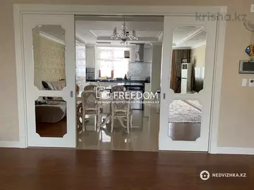 5-комнатная квартира, этаж 24 из 26, 246 м²