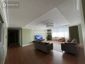5-комнатная квартира, этаж 10 из 26, 246 м²